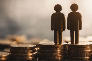 Foto: Figuren auf Münzstapel